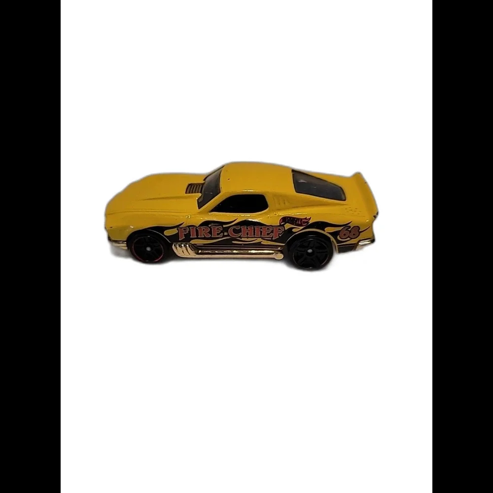 Hot Wheels Boulevard Bruiser Yellow Fire Chief  2010 Redline 1:64